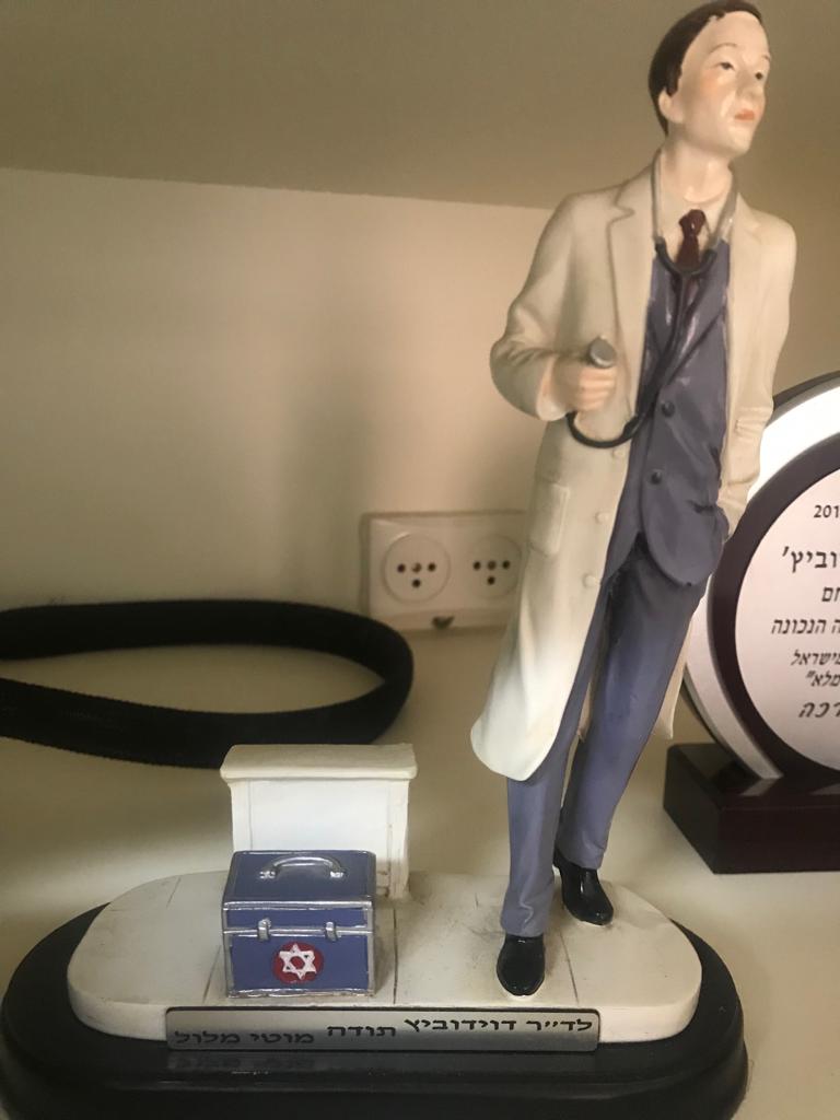 פסלון הוקרה לנוירוכירורג דוידוביץ ממוטי מלול